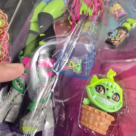 Monster High Venus McFlytrap Mattel 11 Inch Doll Accessories 2025 New in Box - Picture 5 of 11